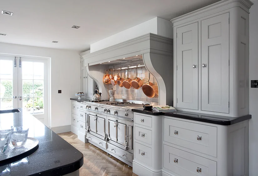 Cabinetry with rounded corners appears to be a trend in English kitchen design at the moment.
