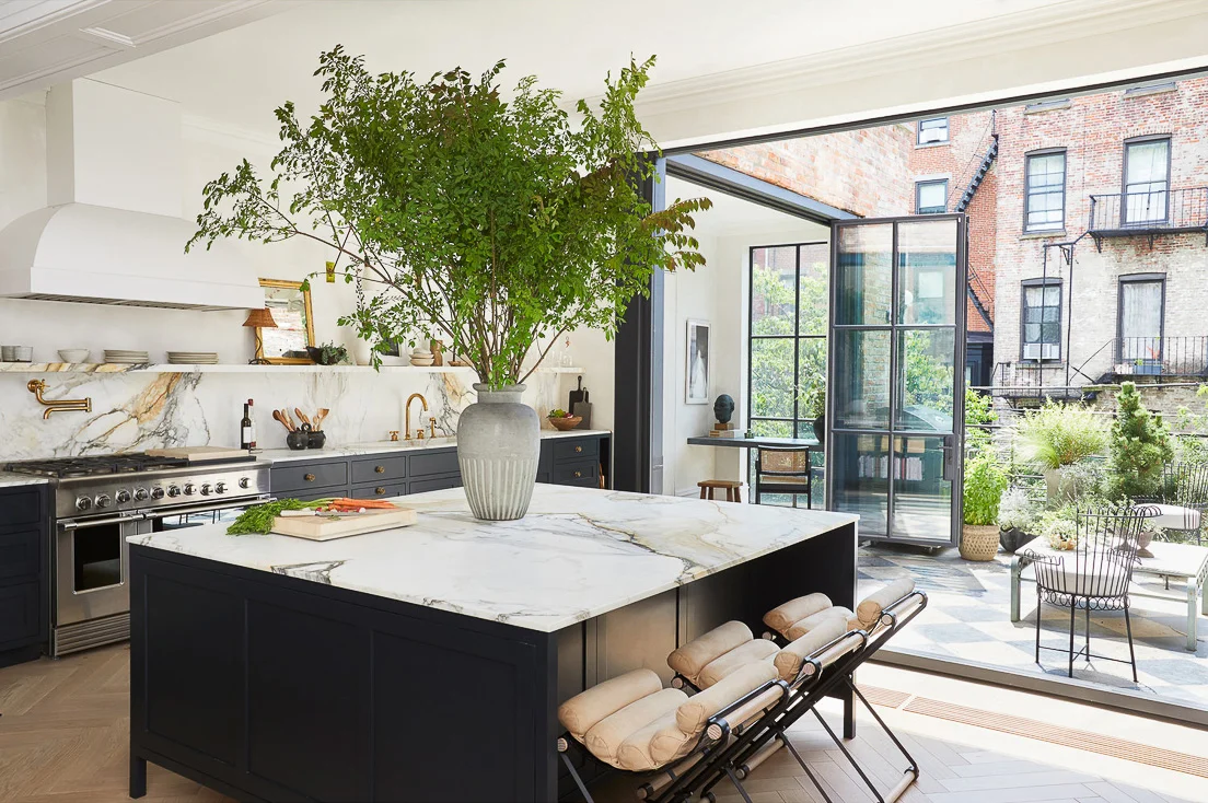 In 2019, we’ll see more marble ledges and floating shelves in kitchen designs. They are an evolution of the floating wood shelves of the last few years. Kitchen Trends 2019. #kitchentrends, #luxurykitchens, #kitchendesignideas