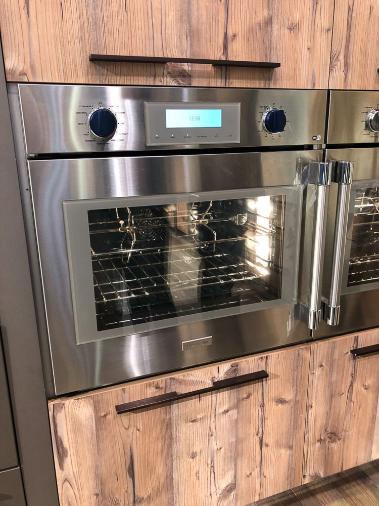 THERMADOR'S OVEN WITH SIDE SWING DOOR