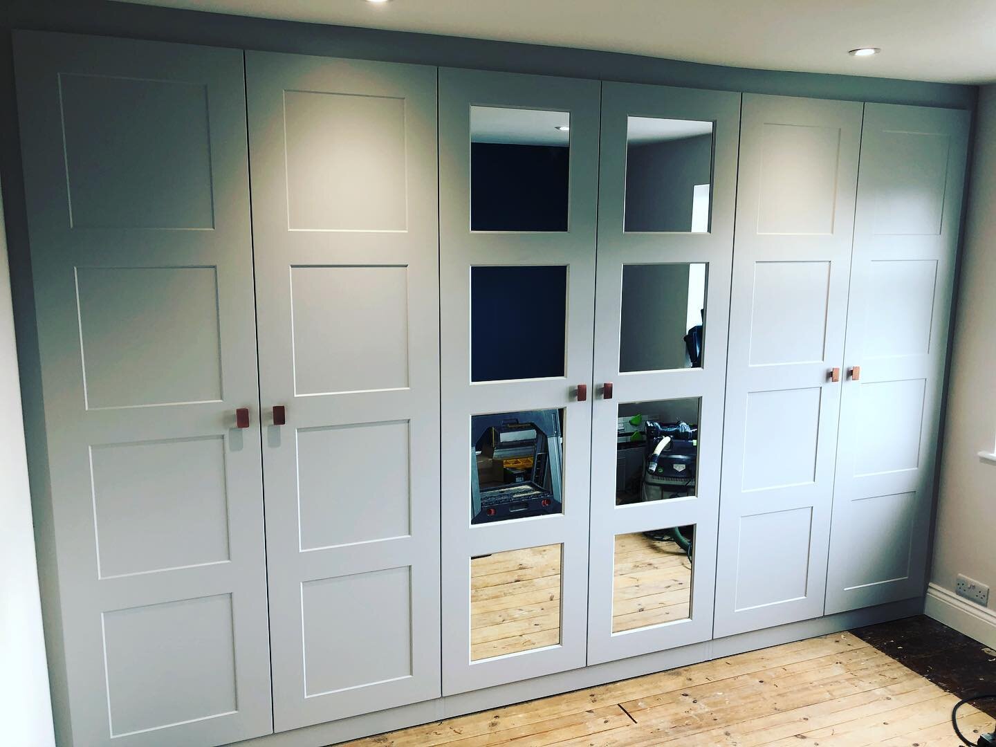 We fitted this back in 2019. Light grey with 4 panelled shaker. Nice classic look 👌🏼 @intrinsic_works @eggergroup @blum_uk @articad.ltd @integralsurfacedesigns