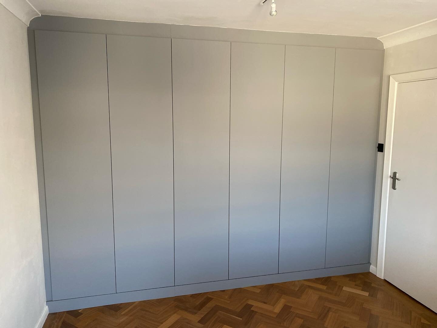 These beautiful wardrobes are all fitted today in Hove. Dust grey super matt with push to open doors. One happy customer 👍🏼 @intrinsic_works @blum_uk  @mrgregyoung  #fittedwardrobes #wardrobes #madetomeasure #hove #bespoke #interiordesign