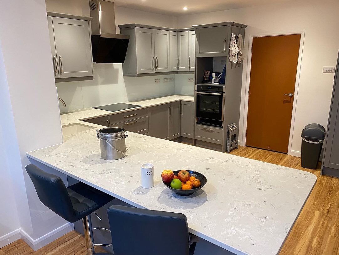 Went back to a kitchen I fitted in November to finish off Plinths and glass splashbacks. The only irritating thing customer is still waiting on delivery of her top oven and plate warmer, but that is the world we live in a moment. Thanks to @intrinsic