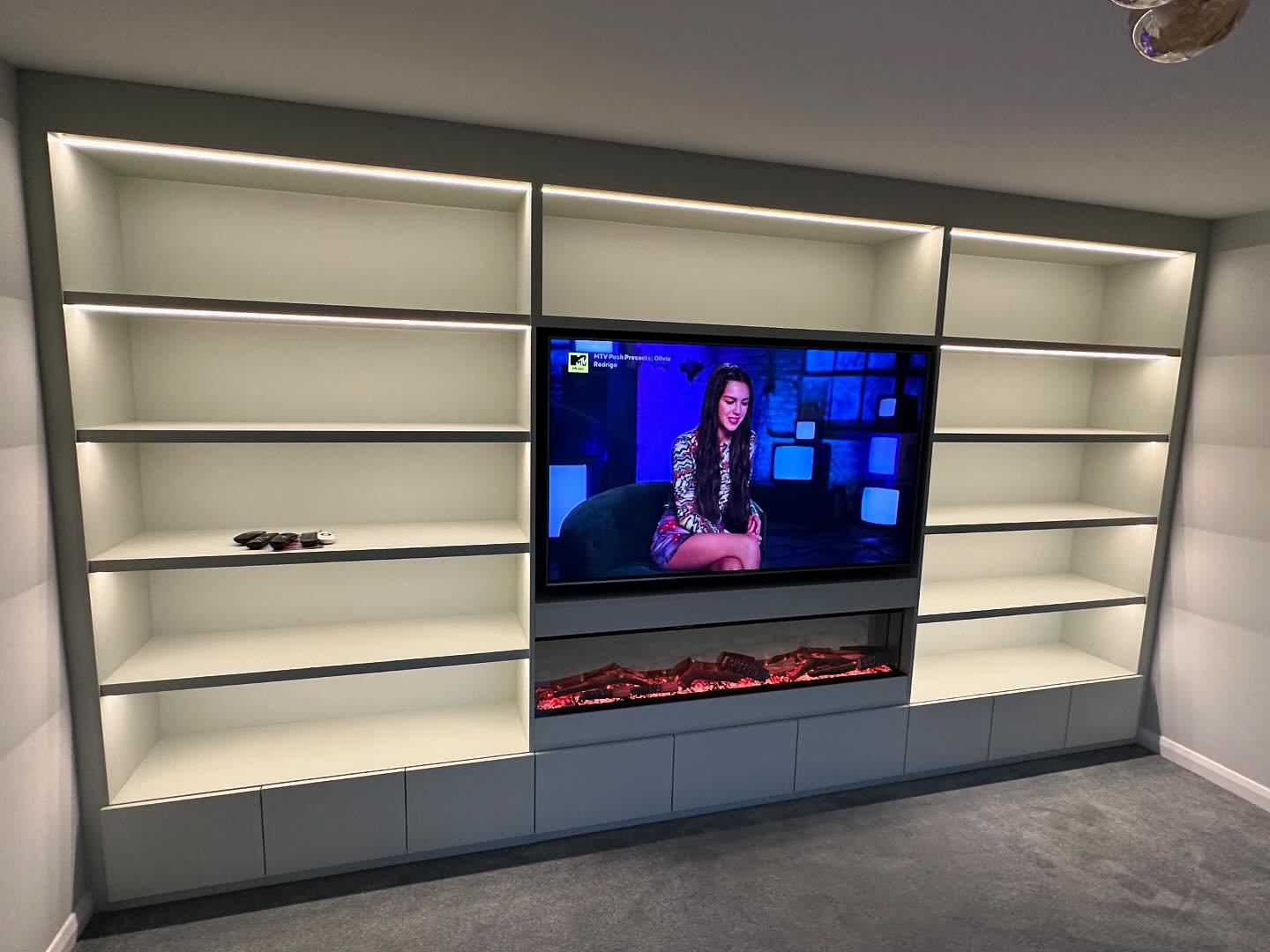 Fitted this a while back. @eggergroup pistachio green with fully integrated led lights. Build in @ezeeglow fire and 65 inch tv. 
Looks proper good 👍🏼 

#homedecor #lounge #loungeunits #bespoke #bespokeunits #fittedunits #ledlights #homedesign
