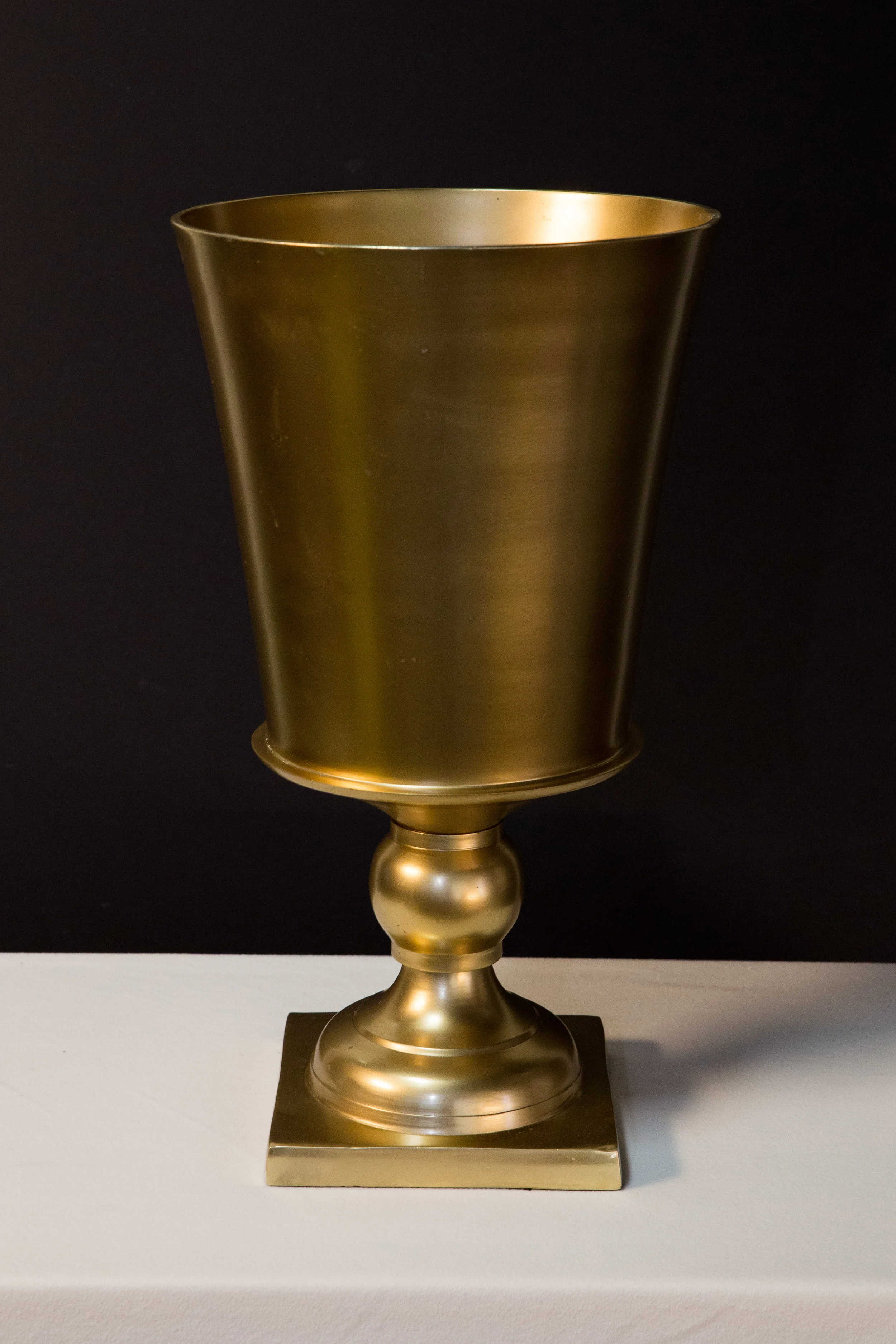 STP-007: Gold Urn Pedestal