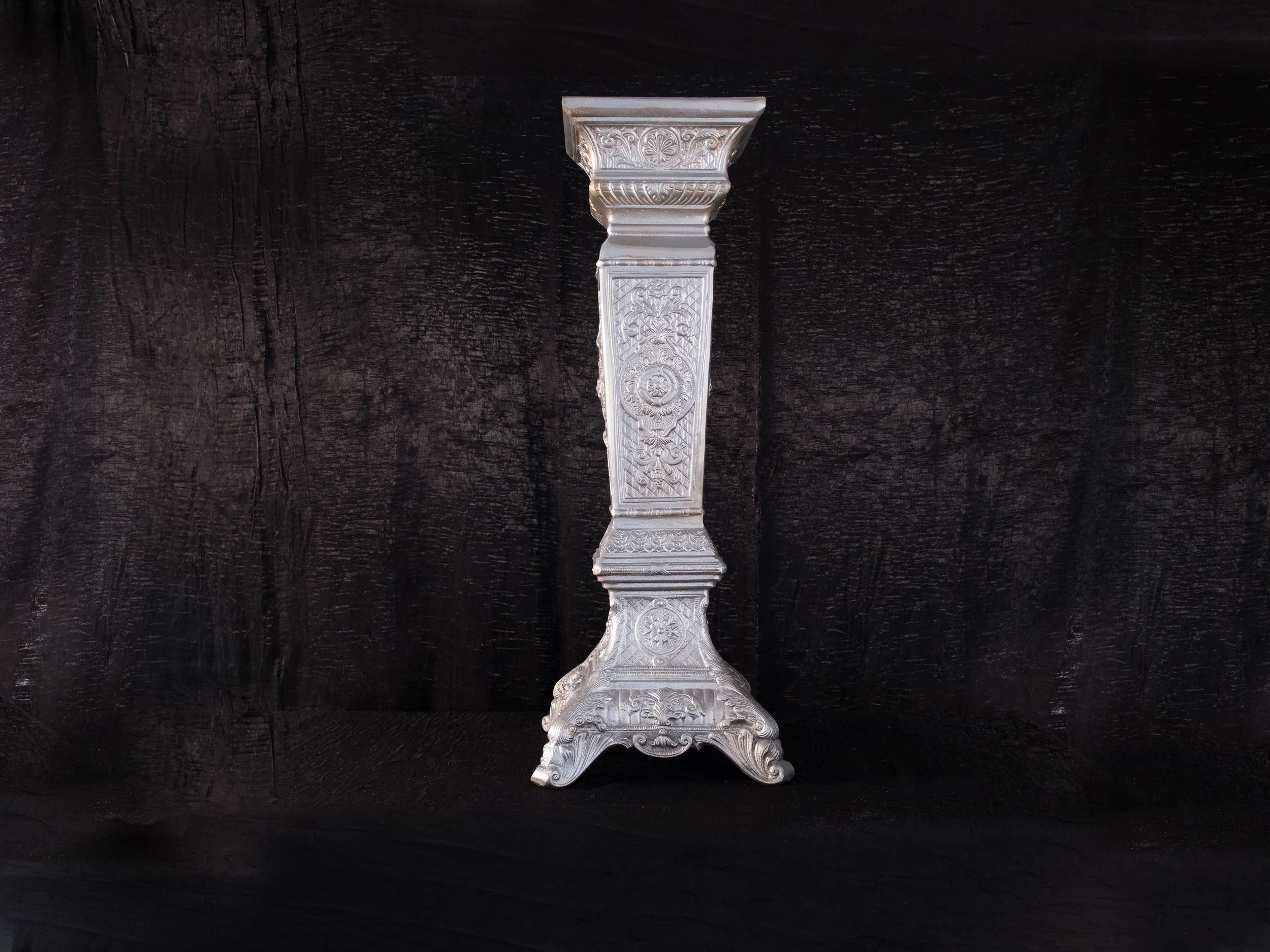 PED-003: Metal Ornate Column
