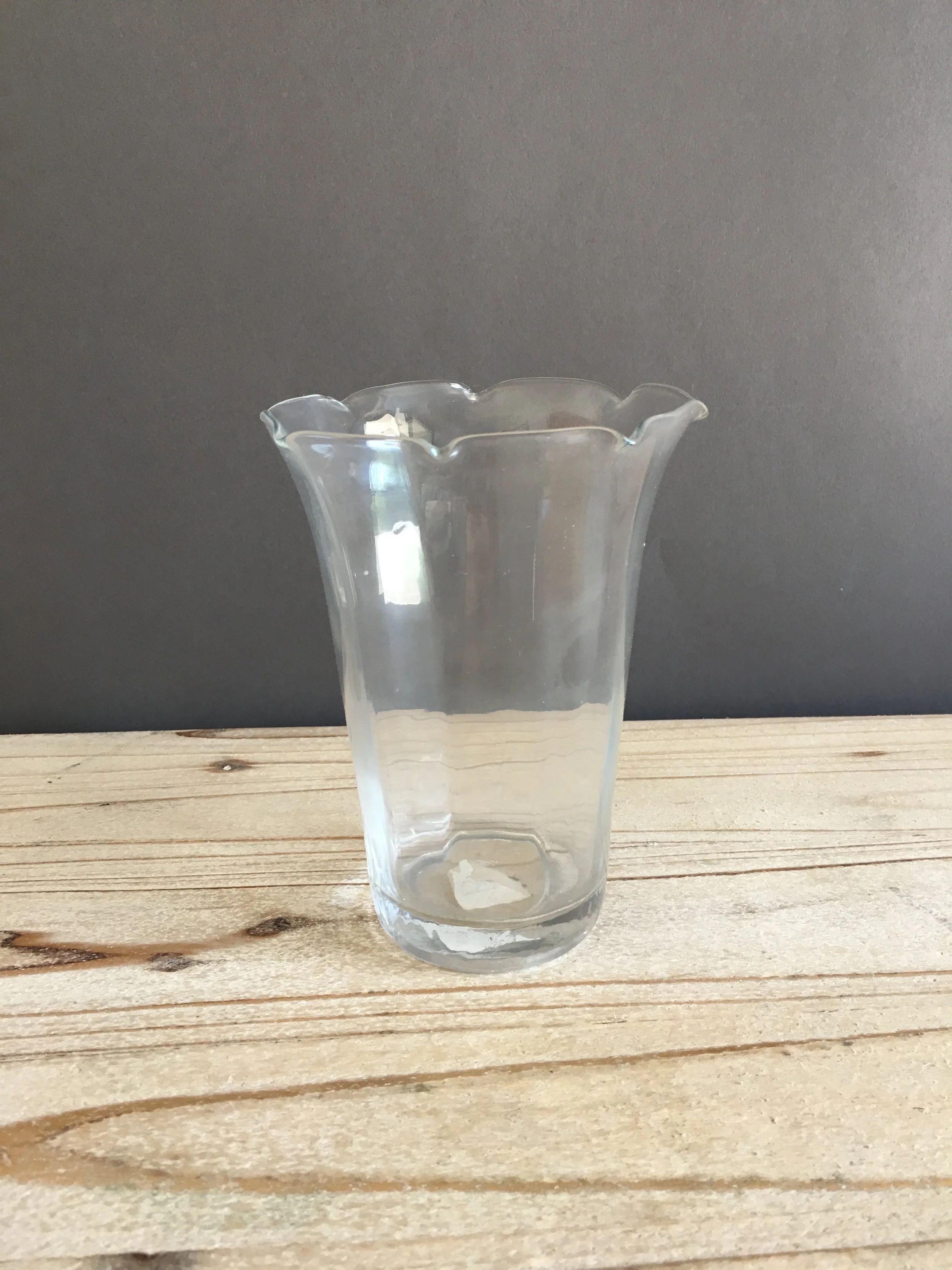 LOW-140: Clear Vase w Ruffled Edge