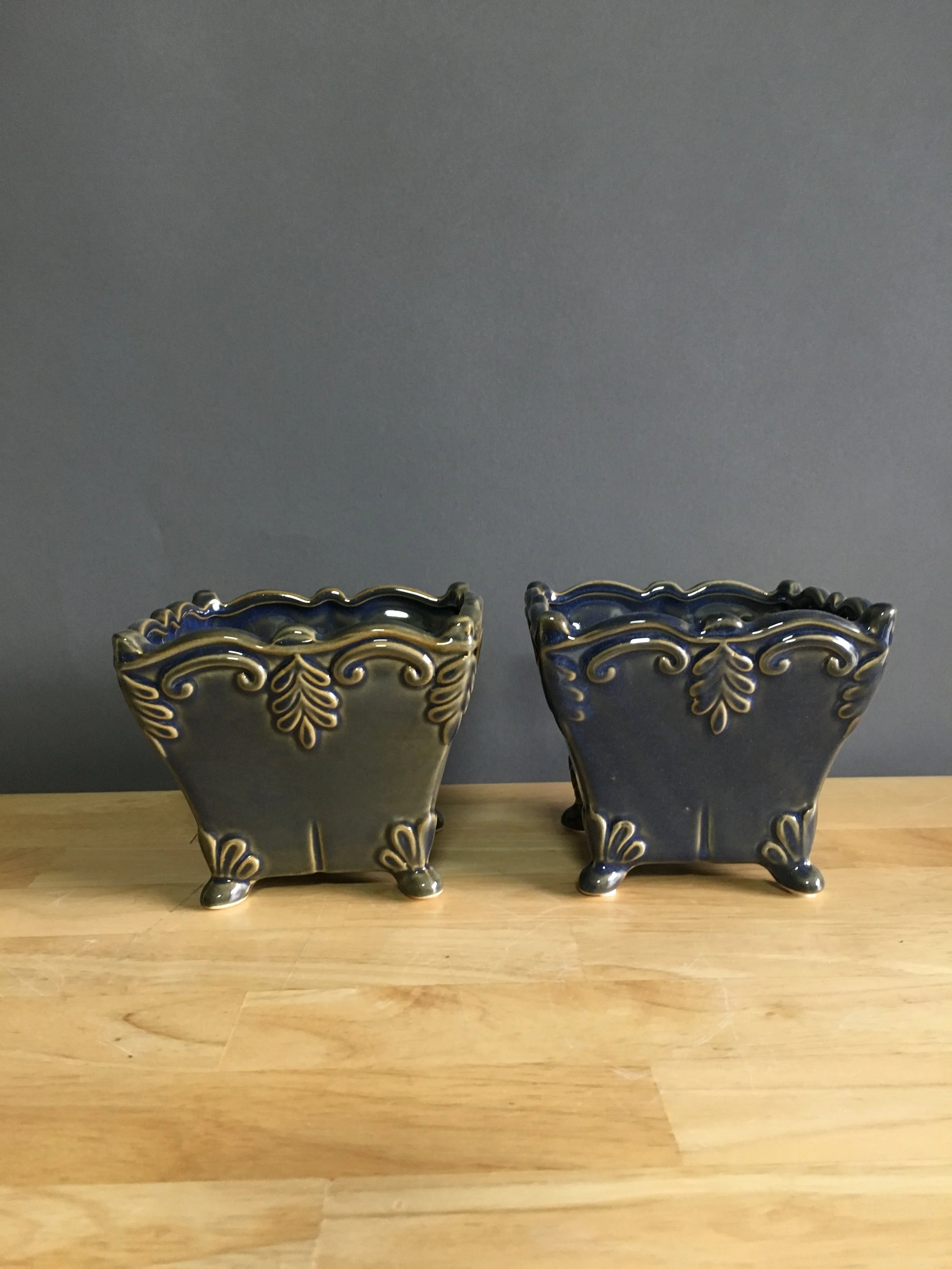 LOW-181: Small Ceramic Planter w Floral Accent