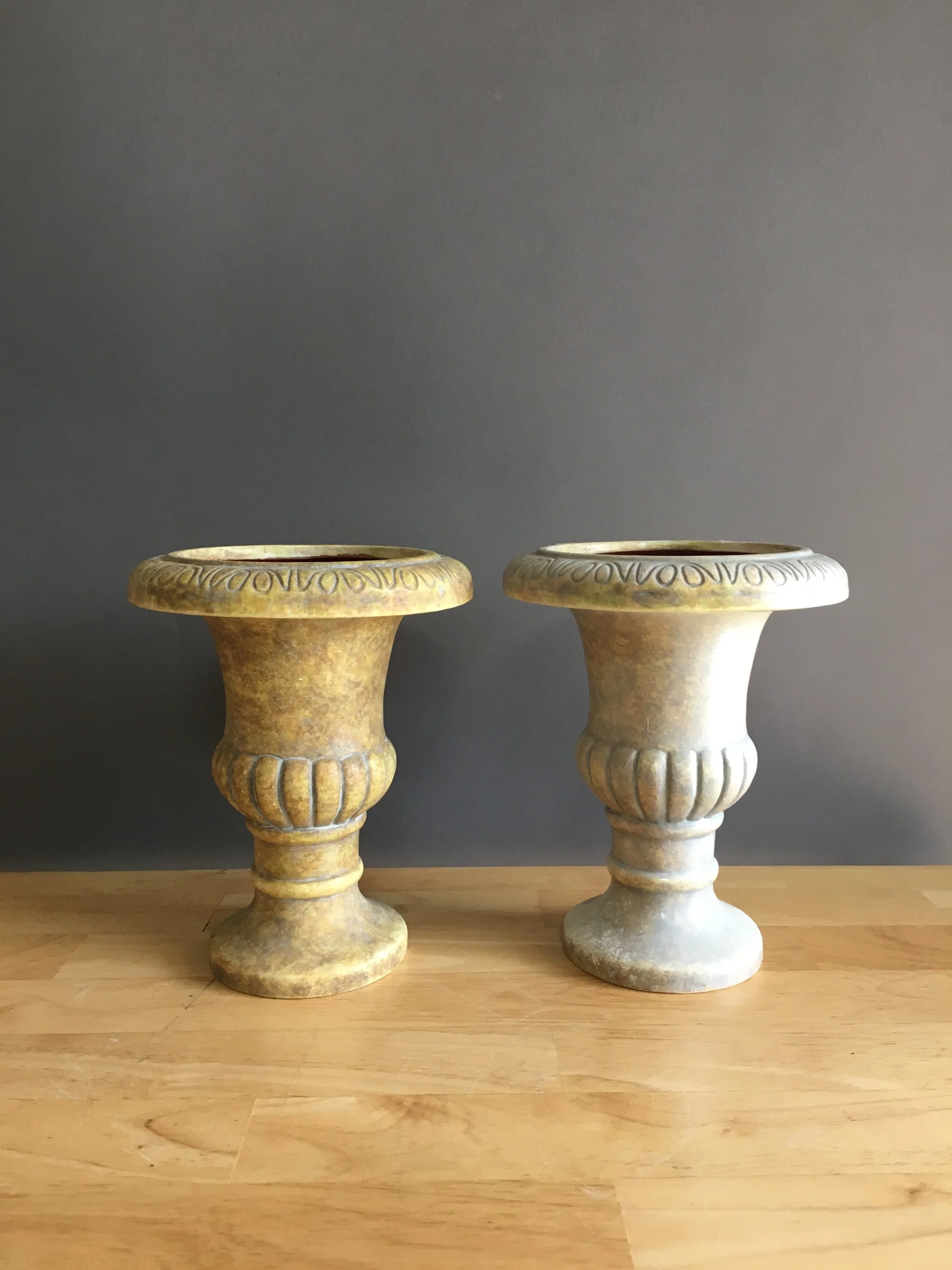 LOW-249: Small Ribbed Urn with Decorative Edge