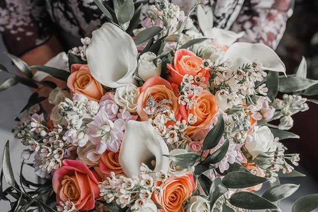 Who doesn't love wedding bouquets?? 💚💚 I'd photograph these all day if they'd let me😍.