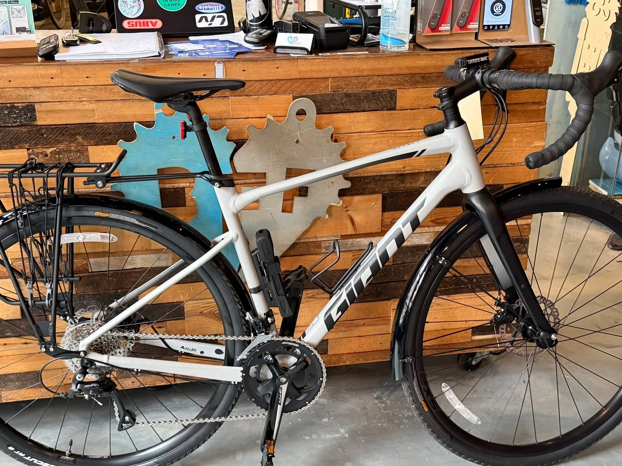 The beauty of the Giant Revolt? It doesn&rsquo;t believe in limits. 🚲
Built as a gravel bike, the Revolt is just as happy on your daily commute as it is on weekend adventures.

✨ Why it&rsquo;s the ultimate do-everything bike:

🚦 Commuting:
Fast, e