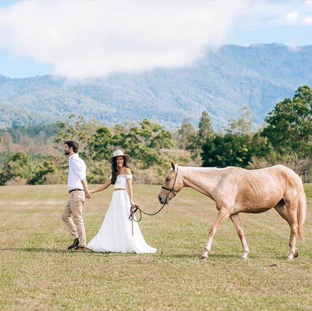 As one of the top holistic bloggers 🧘&zwj;♀️ to watch this year, @theknot will be featuring the wedding of the lovely 👰 Jules Hunt of @omandthecity and her husband Andrew Acree 🤵 at our partner property @Kinkaracr. 🌱👉Get a sneak peek of their en