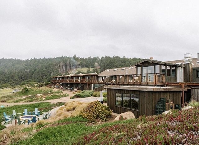 Where the Russian River meets the coast! 🍷🌊Located in an ideal location in Northern California, @timbercoveresort in Jenner is a fan-favorite for weekend trips from the city and staying cozy by the sea. 🌟From corporate events to weddings, it is si