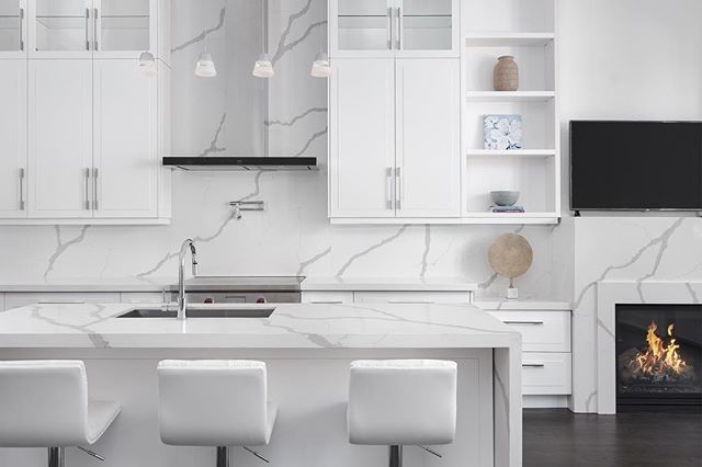 Modern reverse shaker style kitchen with quartz backsplash + 15&rsquo; ceiling part 1! 🍽🧗🏼&zwj;♀️