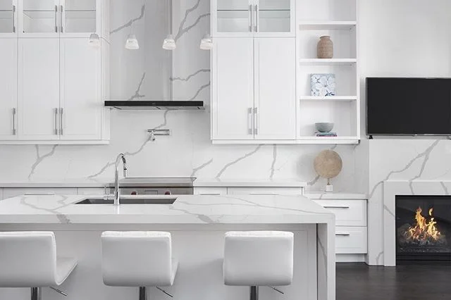 Modern reverse shaker style kitchen with quartz backsplash + 15&rsquo; ceiling part 1! 🍽🧗🏼&zwj;♀️