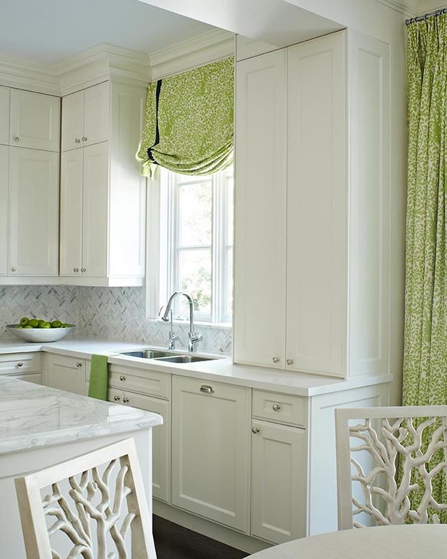 White country style shaker kitchen with green accents🌿🍃