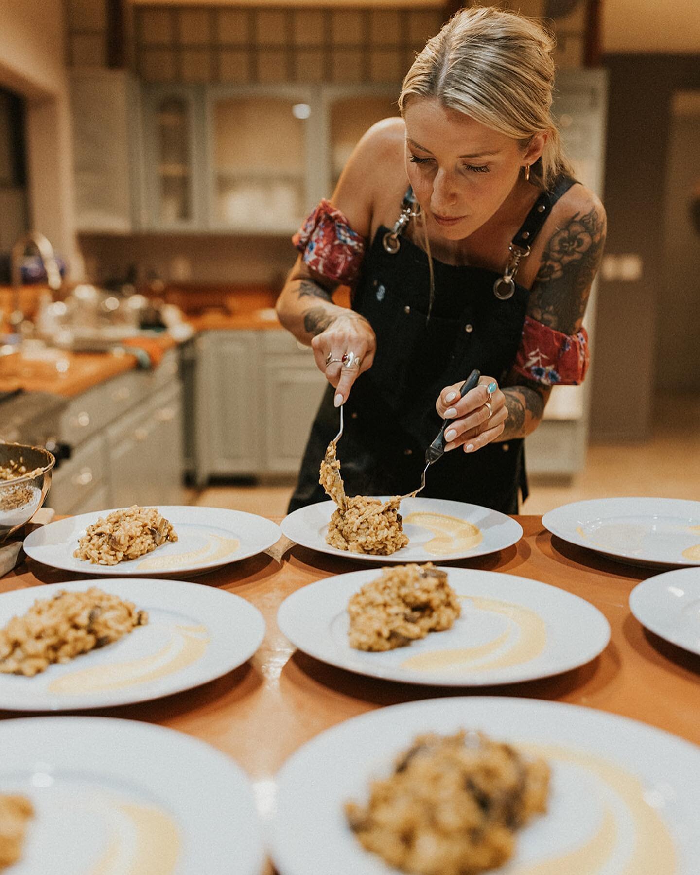 i cook in hopes of generating inspiration for others to nourish themselves in their own kitchen⠀⠀⠀ ⠀
⠀⠀⠀ ⠀
perfection never exists in the kitchen: it's a blend of trying + trying again. some things work. some well. some things don't. inedible. each t