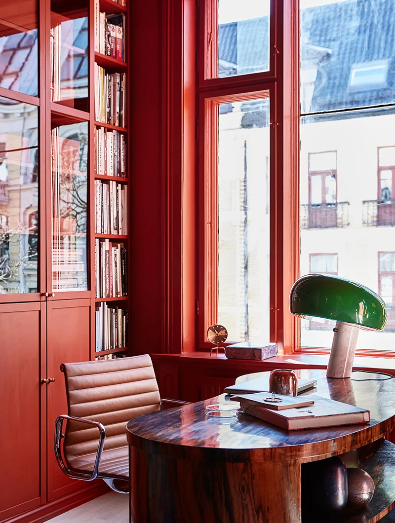 Painting the joinery, walls and even the windows all the same colour is so harmonious and totally modern. I love that 'all over' effect. Design by Dagny Fargestudio , photograph by Margaret De Lange, Stylist Kirsten Visdal