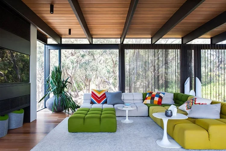 The Peninsula House by SJB is a bold reimagining of the original home. The colour selection and ‘Tufty Time’ sofa pay homage to the 70s whilst being completely contemporary.
