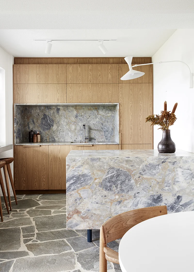 The stone selection here is a perfect blend of the warm timber tones and grey flagstone paving. A perfect kitchen like this is no accident! Designed by Studio Esteta . Photo – courtesy of Studio Esteta