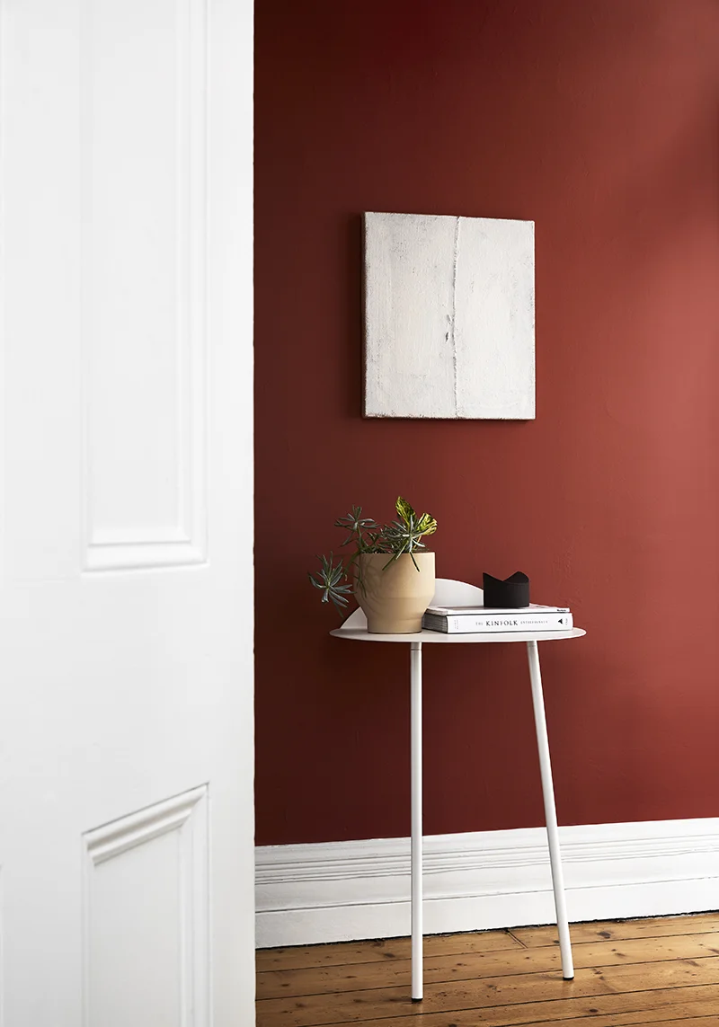 Eleanor Louise Butt’s ‘Painted Hession Walls’ available at The Apartment. Photo – Tess Kelly , interior – Sisällä .