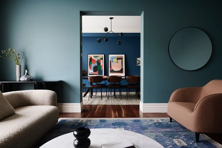 Lauren Li On contemporary Curves