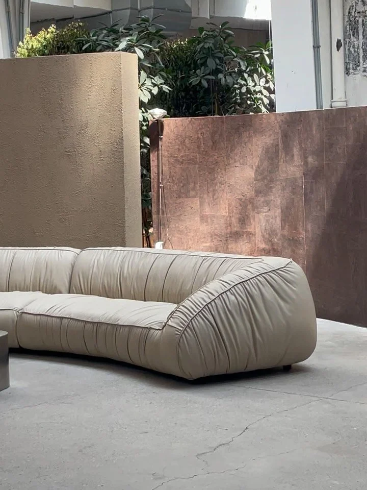 Design versus FOMO, here are my thoughts&hellip;
Furniture, lighting and decor with the most thoughtful curation- it&rsquo;s my vibe. Beautiful spaces have been known to make me cry. I&rsquo;m obsessed.

I&rsquo;m not here in Milan for &lsquo;brand e