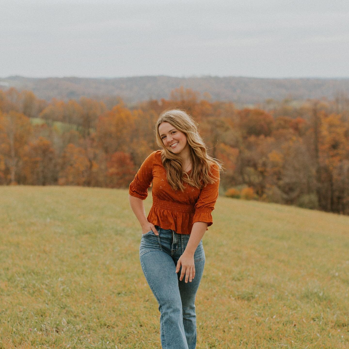 this girl is GLOWING 🍂🍁✨ delaney, you&rsquo;re a gem and i&rsquo;ve *loved* being able to get to know you, your mama and wilson of course 😉 so obsessed with this session and i can&rsquo;t wait to finish it so soon! also, thank you @mo_weaver_mille