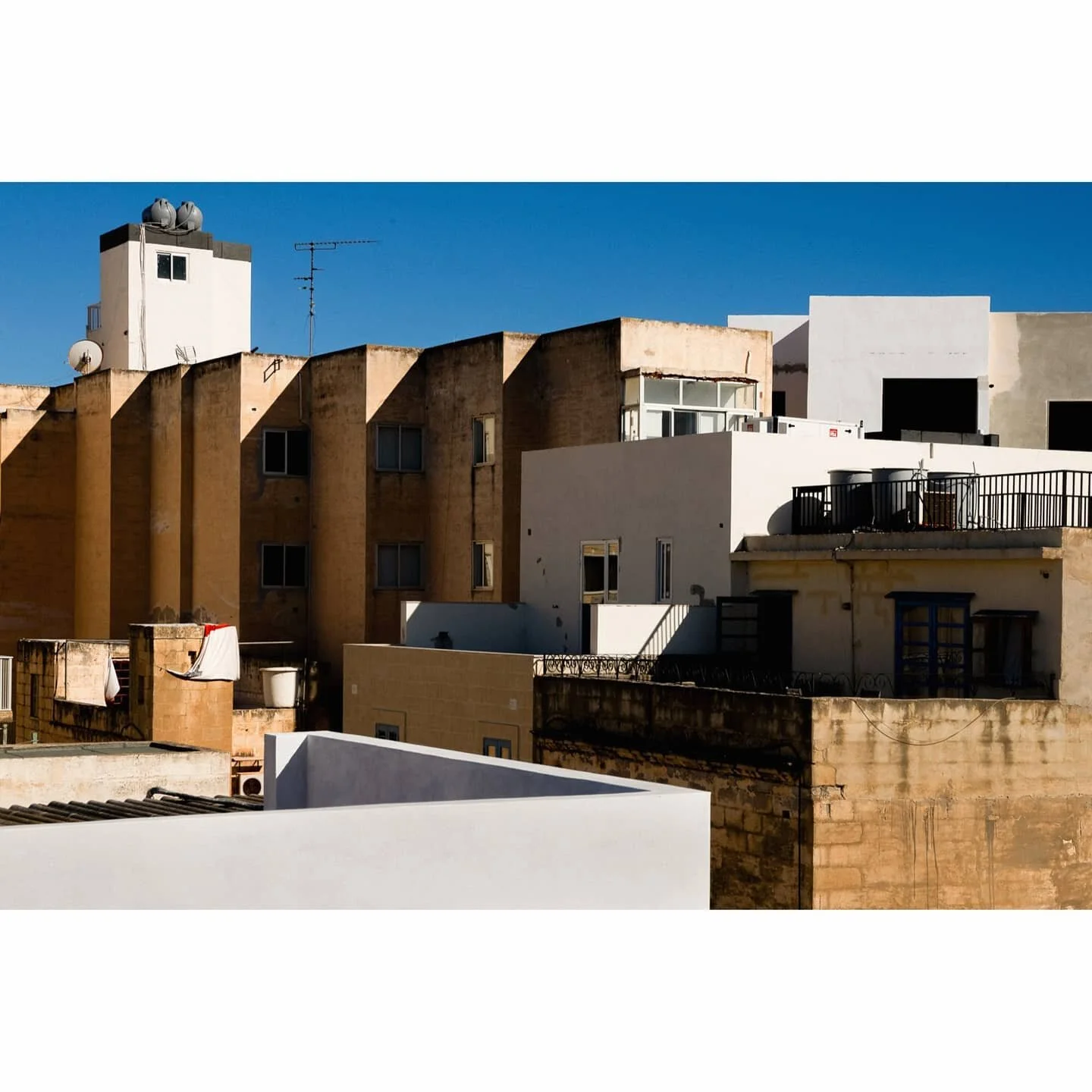 The sun in Malta. Autumn does not seem to exist here.
#sliema #malta #architecturephotography  #landscape #cityscape #maltaphotography #maltaarchitecture #islandlife #sliemamalta #shapes #buildings