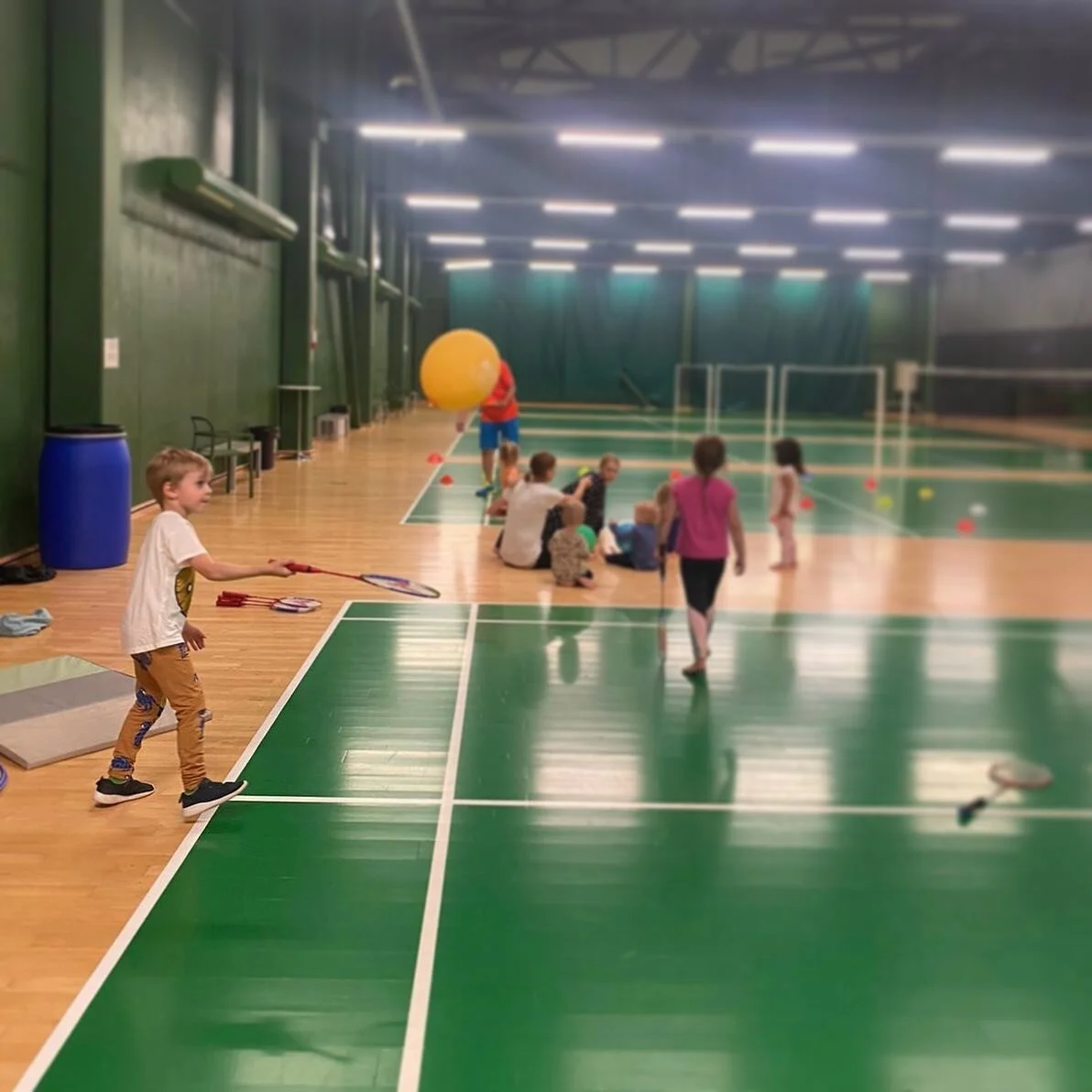 🤸🏻&zwj;♀️ Keskiviikko on jumppap&auml;iv&auml; 🤸🏻&zwj;♀️

Kamun kummiseura @badmintonunited j&auml;rjest&auml;&auml; pikkukamuille viikoittaisen liikuntatunnin 🏸 T&auml;n&auml;&auml;n p&auml;&auml;stiin juoksemaan l&auml;mmittelyradalla, harjoit