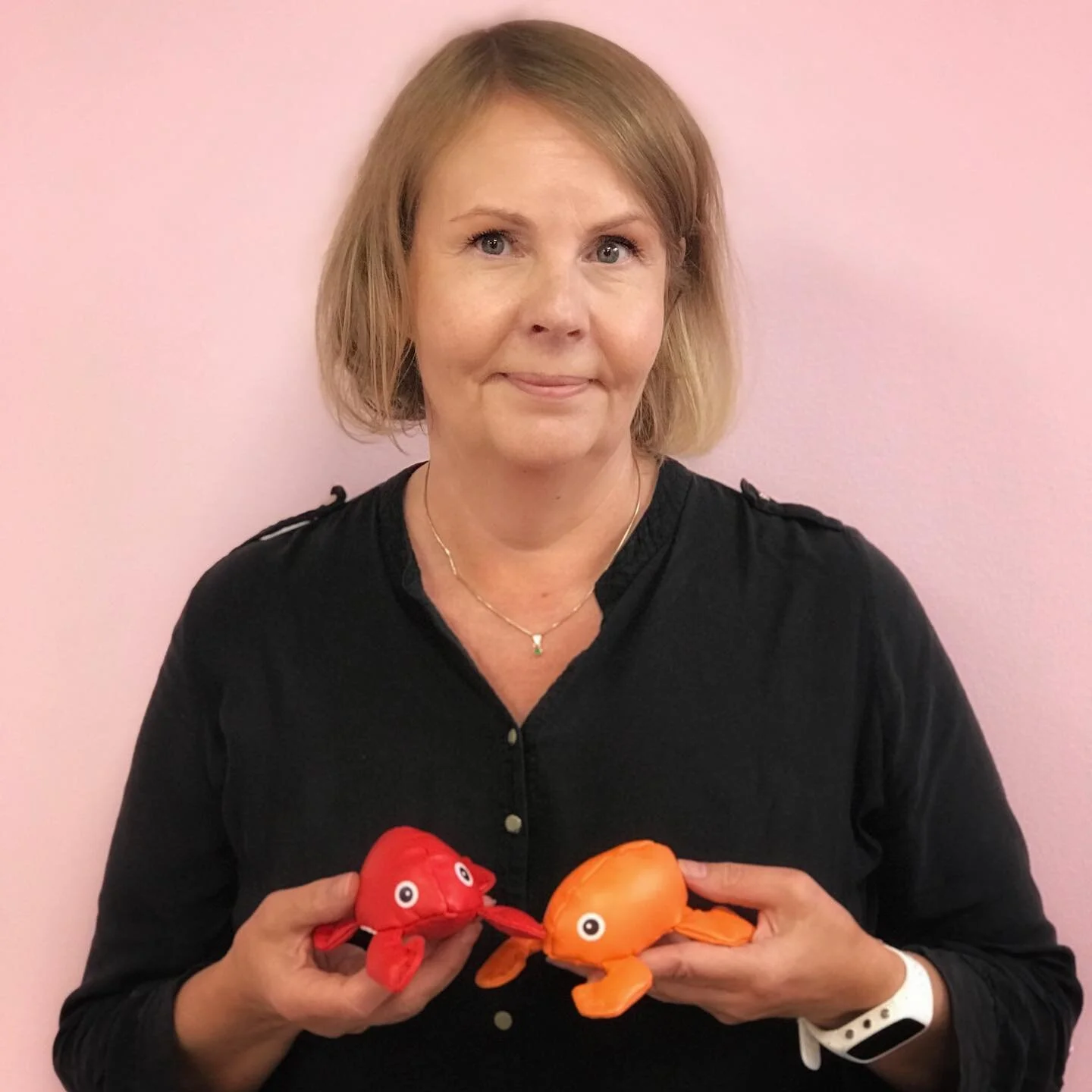 ✨ KAMUESITTELY ✨

Sanna on Kamukoti Onnimannin sydämellinen lastenhoitaja, joka on tullut tärkeäksi erityisesti Onskun pienimmille pikkukamuille 😍 Sannan vahvuuksia ovat hyvät vuorovaikutustaidot ja huumorintaju, mikä luo välittömyyttä ja le