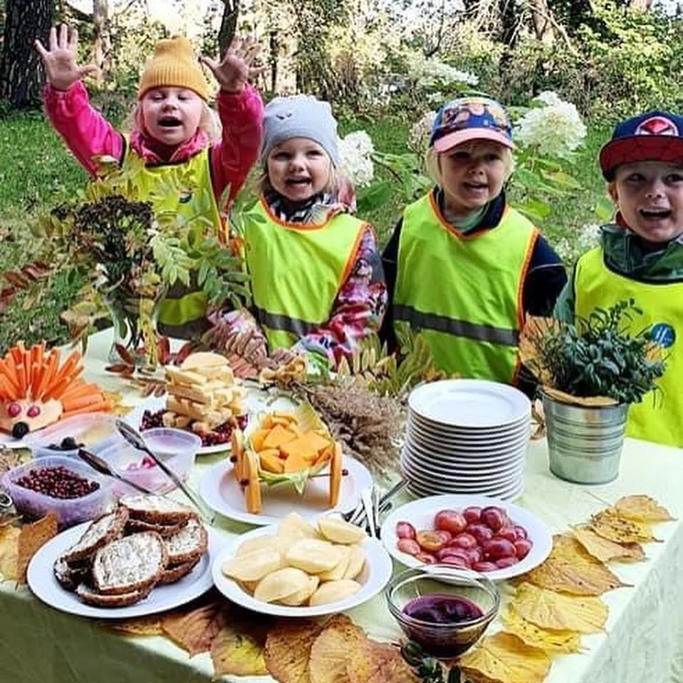 Kamukoti Onnimannissa vietettiin eilen iloisissa ja aurinkoisissa tunnelmissa sadonkorjuujuhlaa. Aamulla ker&auml;ttiin mets&auml;st&auml; koristeita ja iltap&auml;iv&auml;ll&auml; laitettiin yhdess&auml; p&ouml;yt&auml; koreaksi.

Kamukodin henget&a