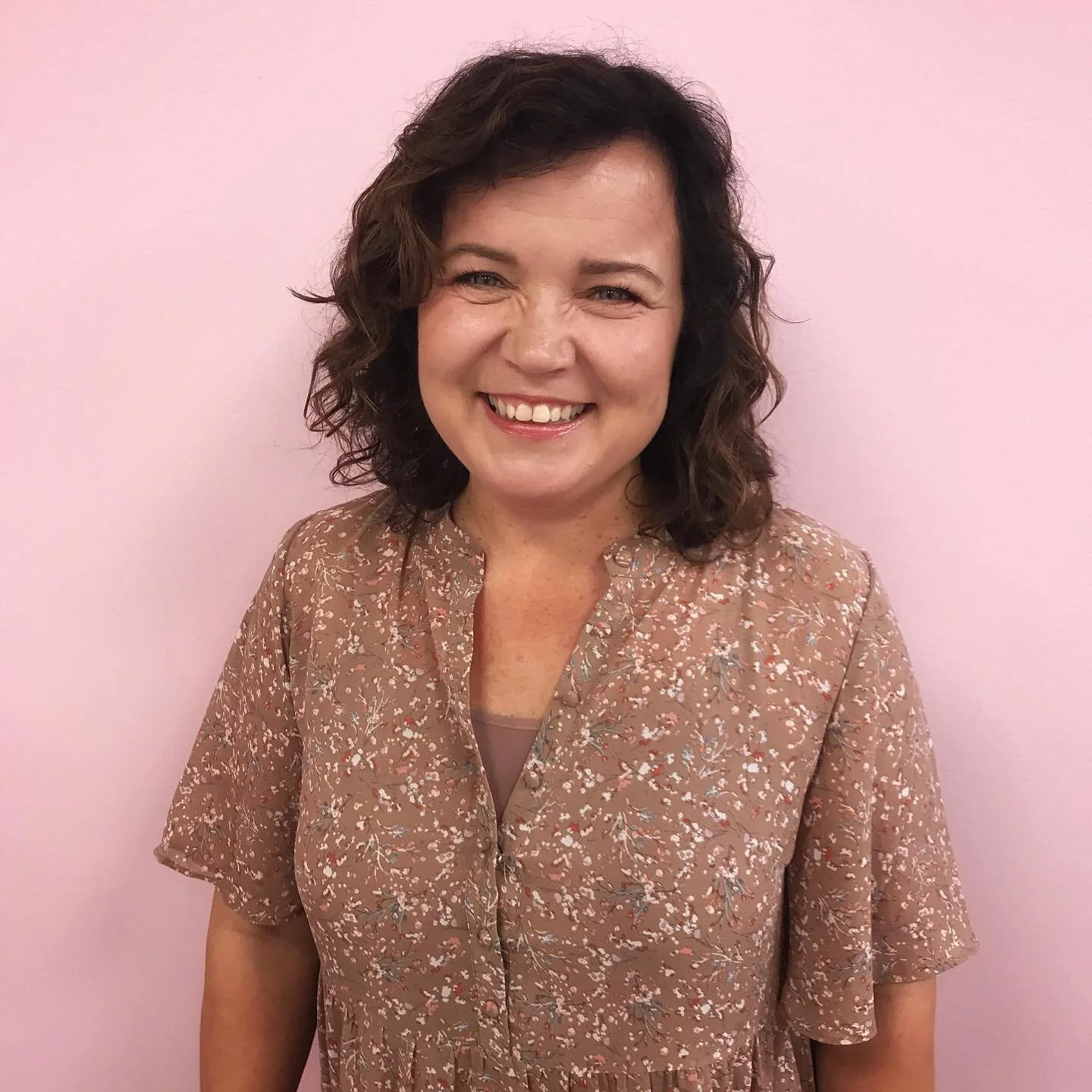 ✨ KAMUESITTELY ✨

Kamukoti Onnimannin varhaiskasvatuksen opettaja Susanna eli Sussu on kokenut ammattilainen, joka kohtaa niin lapset, perheet kuin tiimikamutkin taitavalla herkkyydell&auml; ja my&ouml;t&auml;tunnolla.

Sussulla on ilmi&ouml;m&auml;i