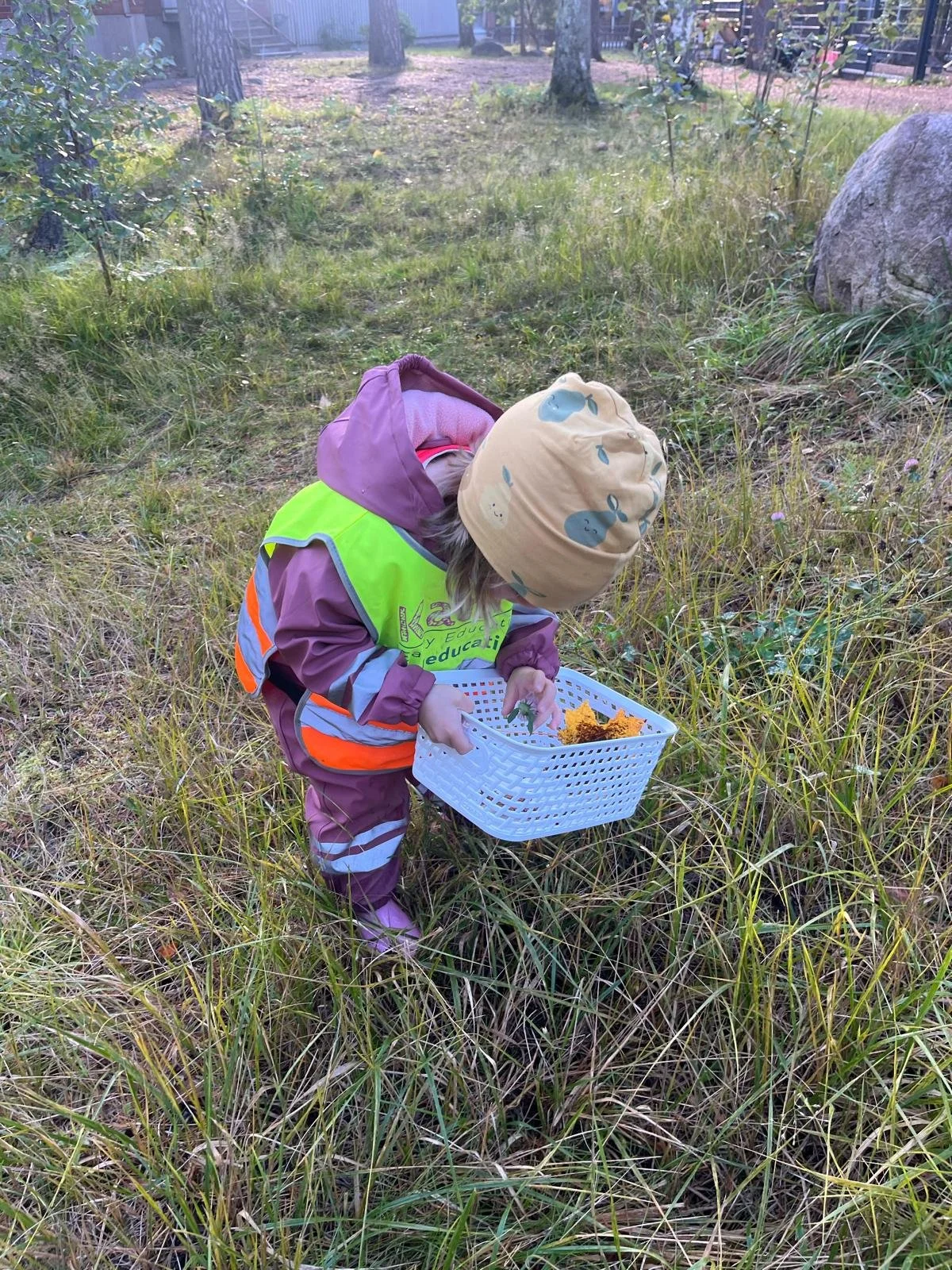 Syksyn Seikkailut: Yksinkertaisia Ulkoleikkejä Lapsen Kanssa