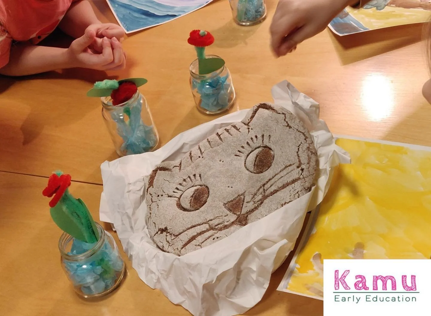 Joutsenten kuukauden teemaleikki on ravintola. T&auml;ss&auml; juureen leivottu kissaleip&auml; tutkittavana kaikilla aisteilla!

The theme for this month at Joutsenten is restaurants. Here, we examine cat bread baked from scratch with all our senses