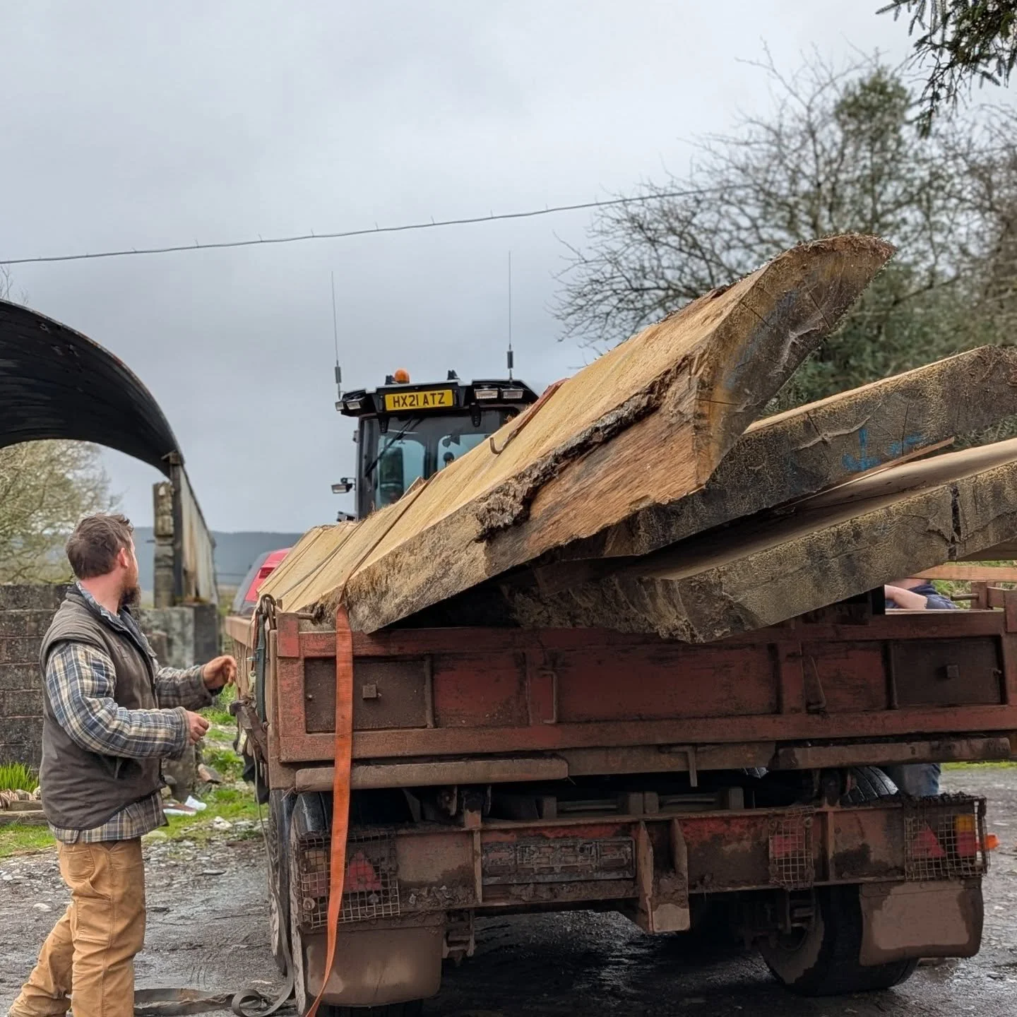 Occasionally, it comes in very handy to know someone with a bigger trailer!
These sticks are HEAVY 
Going into the stack for a timber frame extension this summer
Looking forward to getting started on it with @hewnwood
and @drostrewood

#timberframing
