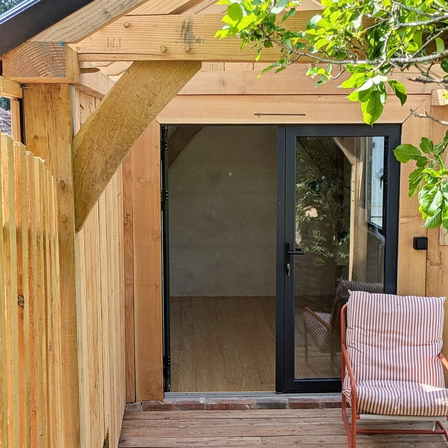 @gwyn_o_  and I have been working on this little beauty amongst other things. It's lovely to see it come together and looking fine in the sunshine. 
I hope Andrew has many happy days working in his new garden office with a lovely sunning area and cos
