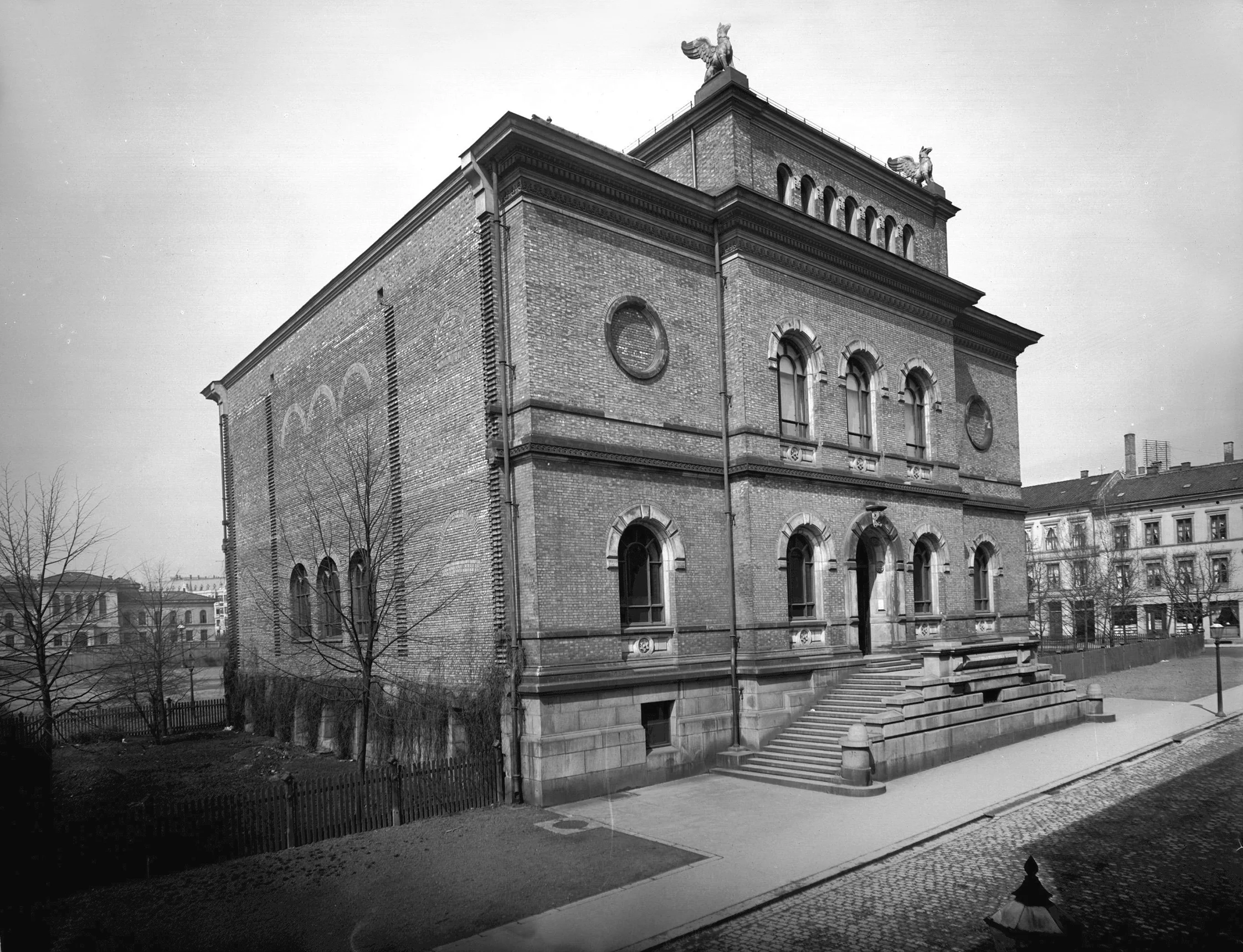 Skulpturmuseet (Nasjonalgalleriet) i 1882, ett år etter ferdigstillelsen av første byggetrinn. Foto: Severin Worm-Pedersen. Norsk Teknisk Museum.
