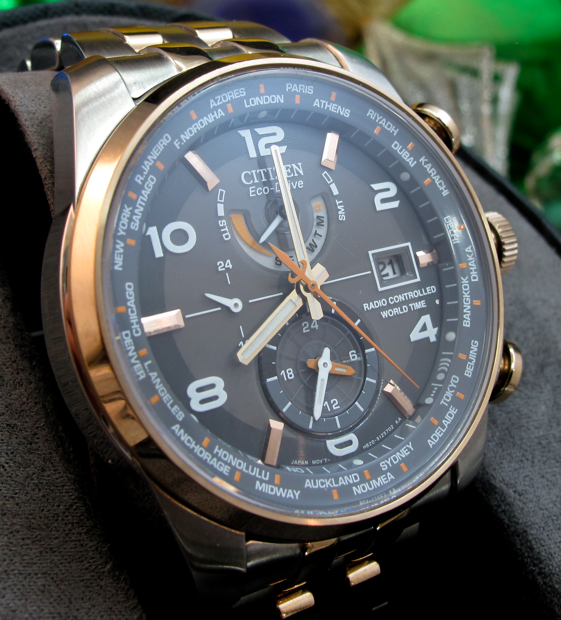 Rolex sub gold black Movements (33 of 46).jpg