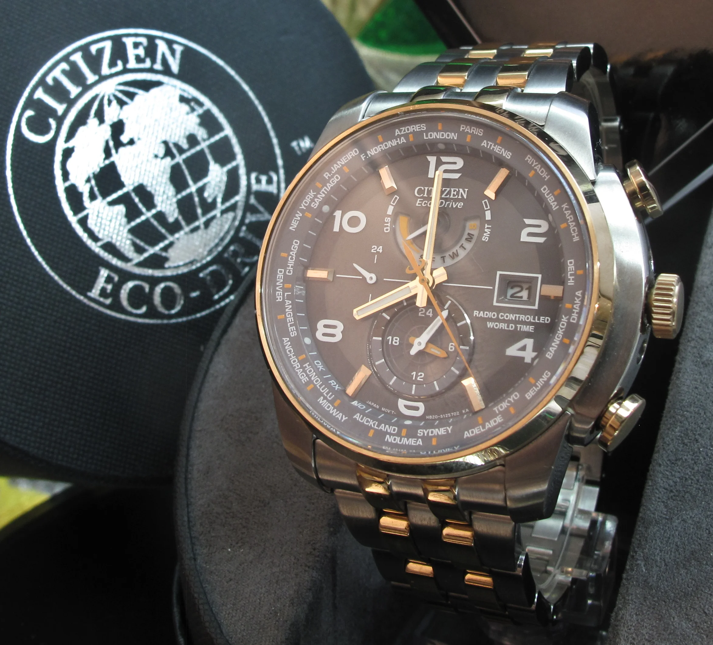 Rolex sub gold black Movements (39 of 46).jpg