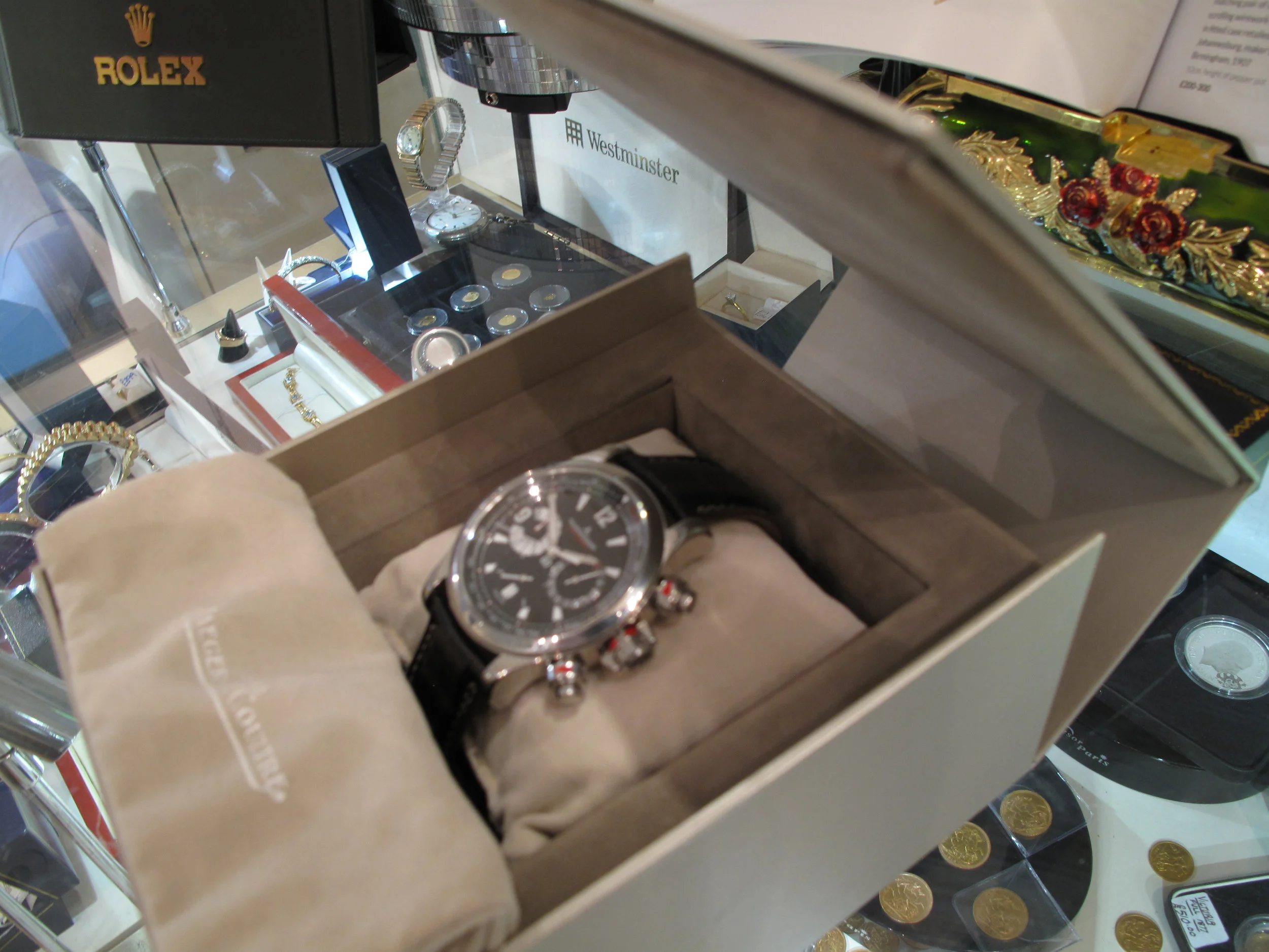 Rolex sub gold black Movements (34 of 36).jpg