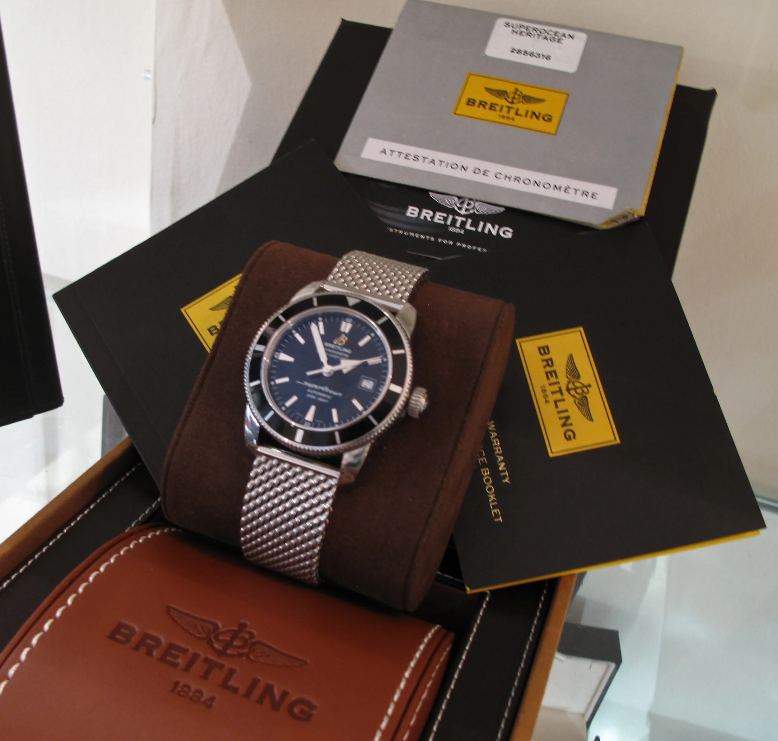 Rolex sub gold black Movements (1 of 1)-3.jpg