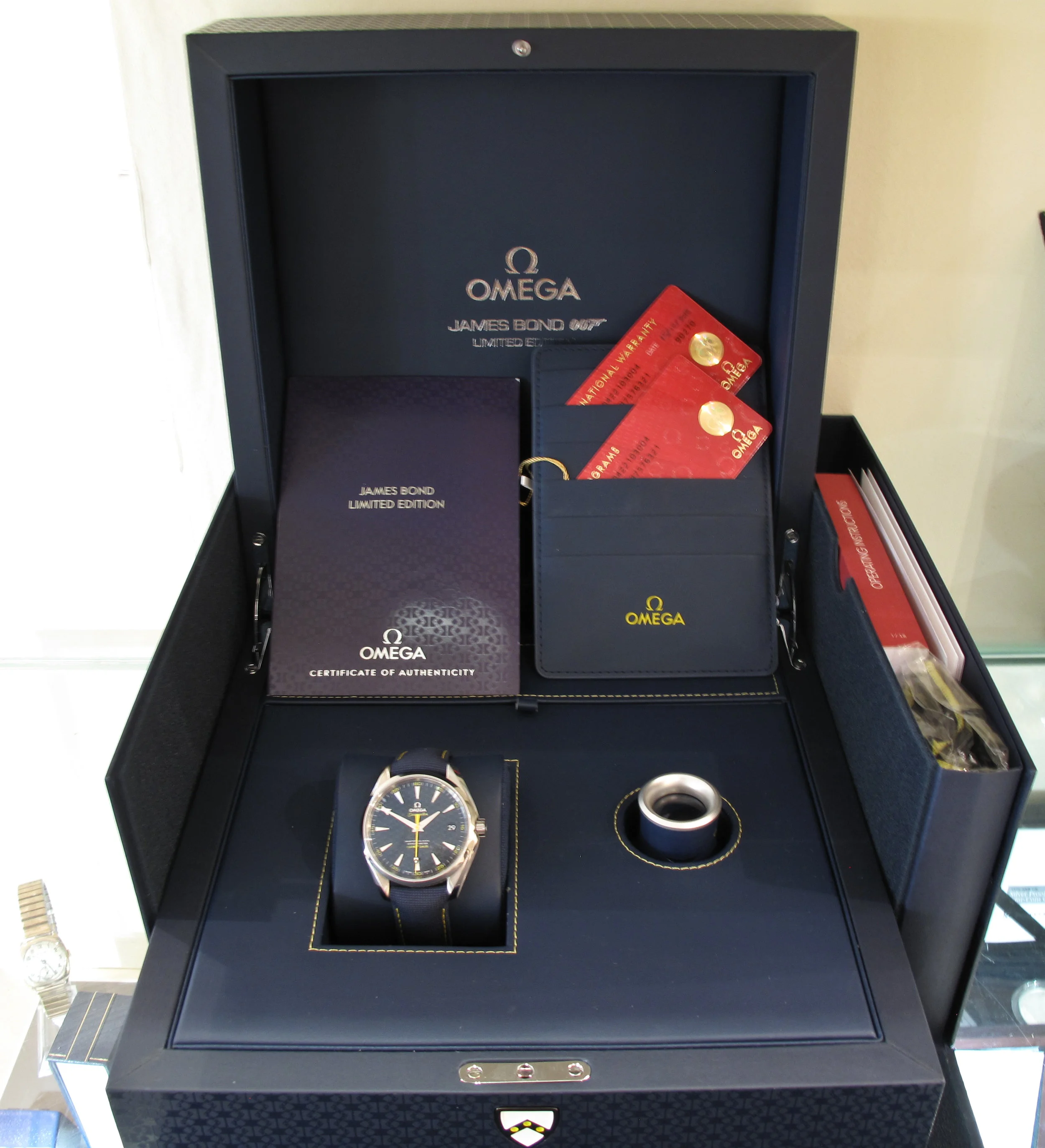Rolex sub gold black Movements (1 of 1).jpg