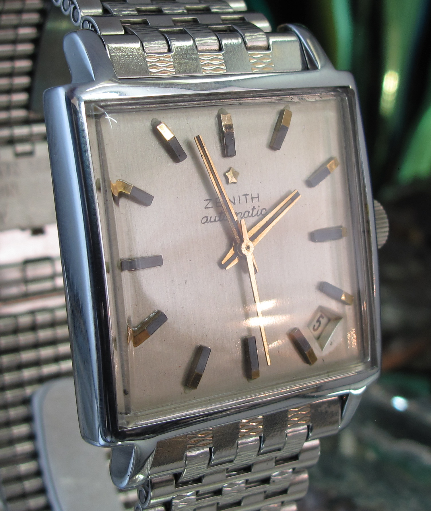 Rolex sub gold black Movements (7 of 62).jpg