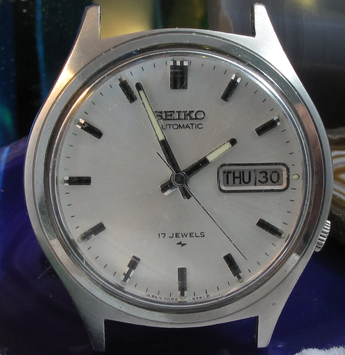 Seiko 7009 - 8028 Calibre 7009A Day Date 17 jewels automatic circa 1987 —  Time2Timepiece