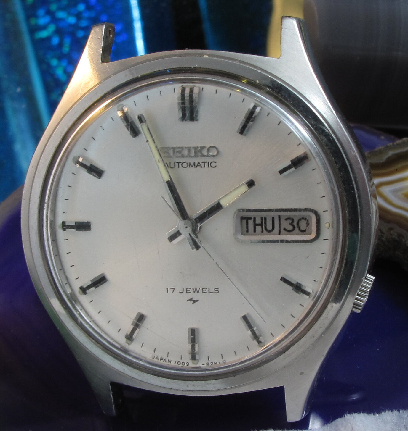 Seiko 7009 - 8028 Calibre 7009A Day Date 17 jewels automatic circa 1987 —  Time2Timepiece