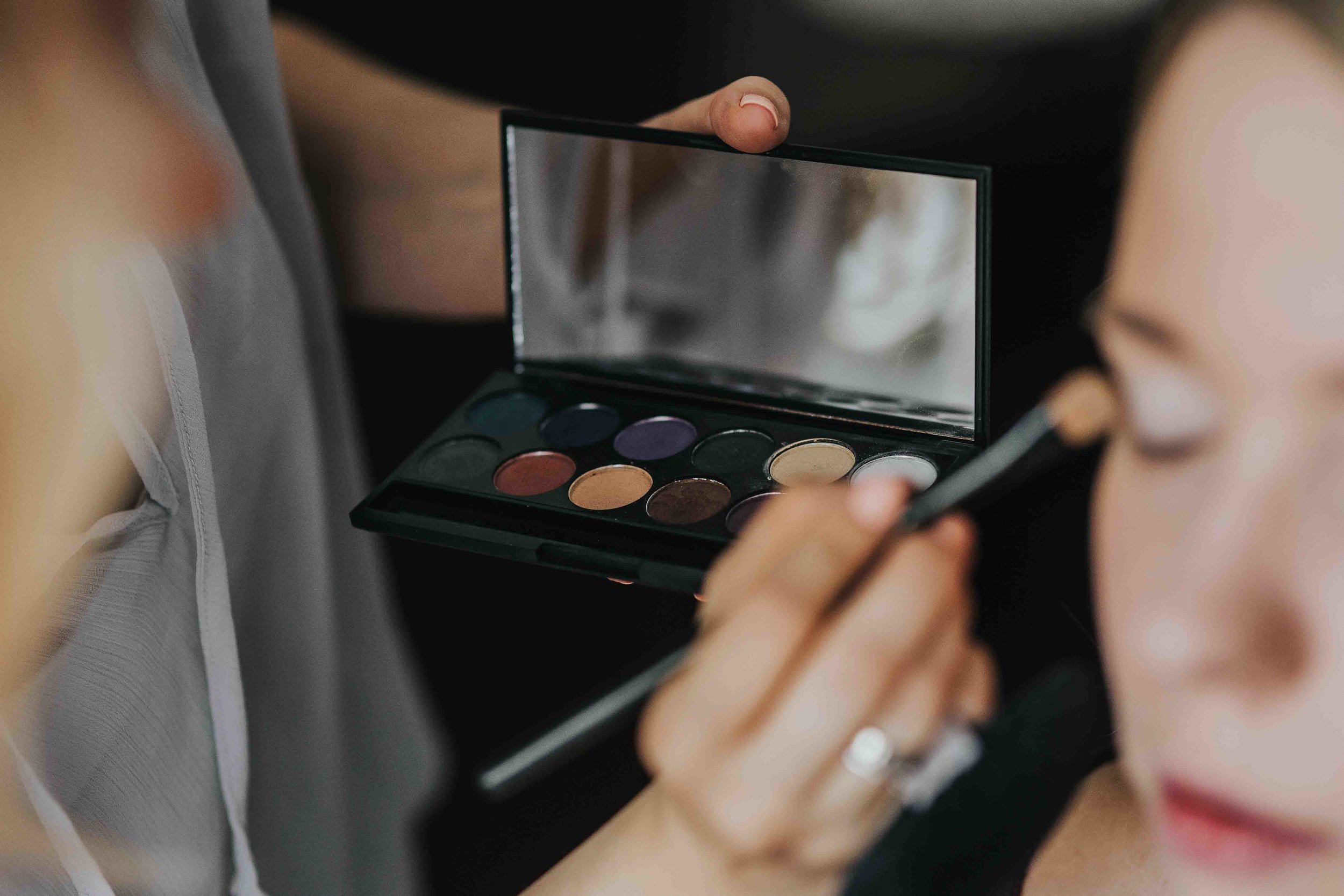 kaboompics_A woman putting on make-up.jpg