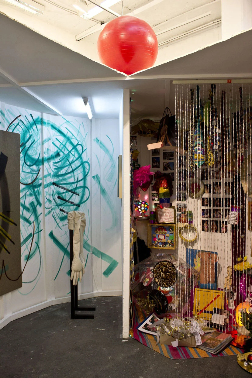 Ausstellungsansicht „Gala 2025-Wer mehr hat, hat gewonnen.“ Zusammen mit Dominik Pawlowski 2025 e.V., Hamburg, 2013