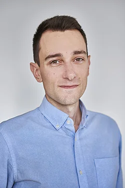 Yann Pezzini Leader de contenu, stratégie d’impact social À la suite de ses études en gestion et développement durable, Yann vise à accélérer la transition vers une économie inclusive, centrée sur les personnes. Ses expériences de stage, notamment aux Nations-Unies, lui ont permis d’explorer en profondeur le rôle du secteur public et privé dans l’atteinte des objectifs de développement durable. Yann aime jouer l’avocat du diable lors de débats sans fin au sujet de l’innovation sociale, de “l’heropreneurship” et de la décroissance.