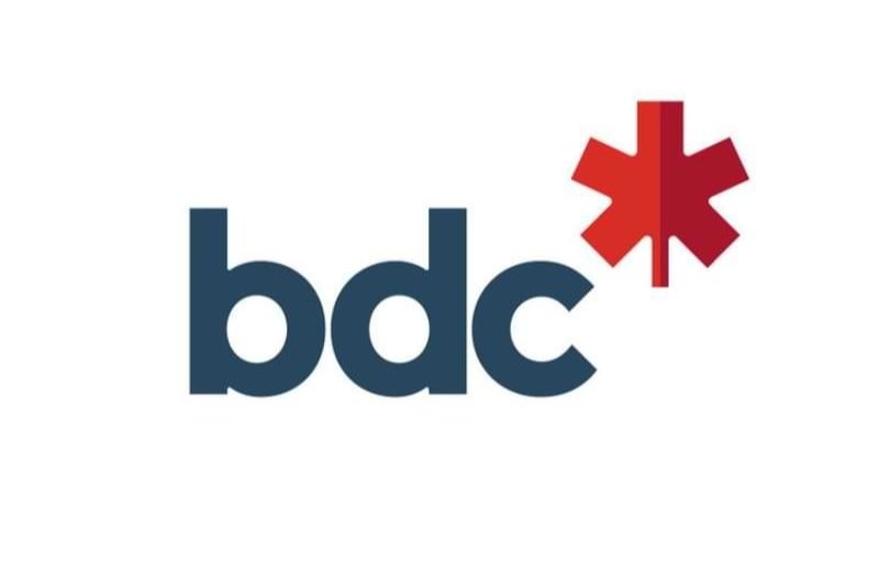 Logo "bdc" en lettres minuscules bleues avec un symbole rouge en forme d'astérisque à droite sur fond blanc.