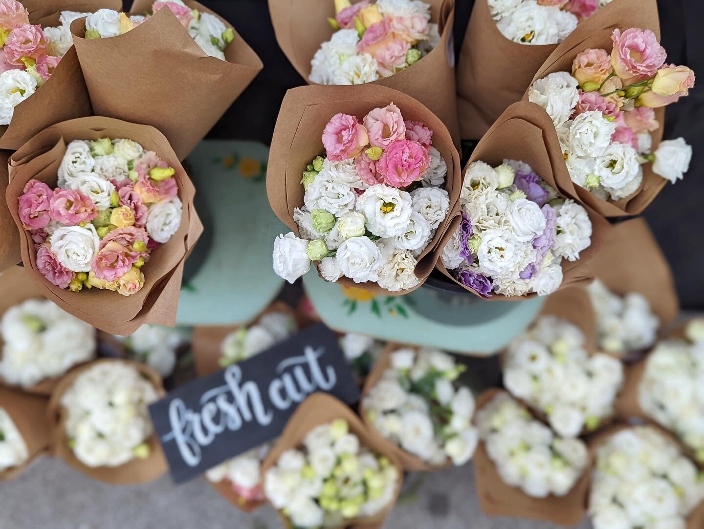 The last day for lisianthus bundles is today @dtfarmersmarket. Grab a bunch and treat yo&rsquo; self or treat a teacher to celebrate the new school year. Get to market early to grab one, because they&rsquo;ll go fast!

We love these beauties not only